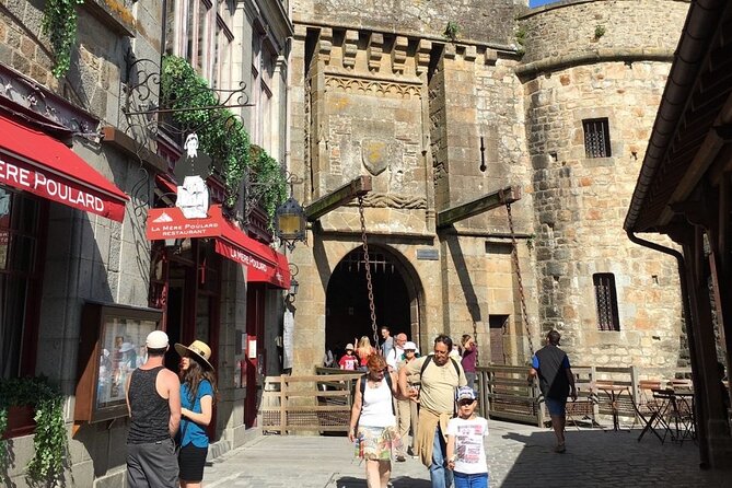 2-Hour Guided Walking tour of the Mont Saint Michel - Language, audio, and group comfort