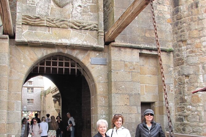 2-Hour Guided Walking tour of the Mont Saint Michel - Food, transport, and time on the island