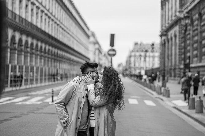 30 min photosession in Paris, all photos sent and edited - Three to five Eiffel Tower views in half an hour