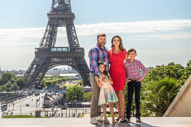30 min photosession in Paris, all photos sent and edited - Nina’s calm approach with couples and families