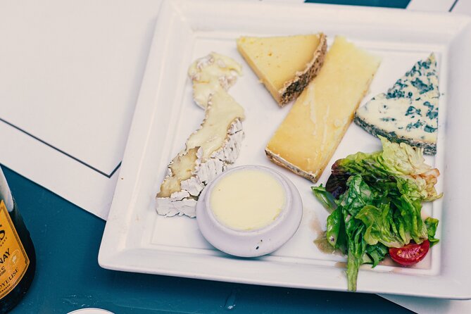 A Morning in Paris Food Tour: Croissants, Baguettes & Chocolate - Quiche and tea at two classic stops