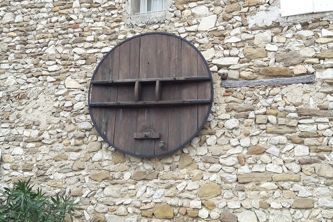 Afternoon Wine Tour to Chateauneuf du Pape from Avignon - What the guide adds to the experience