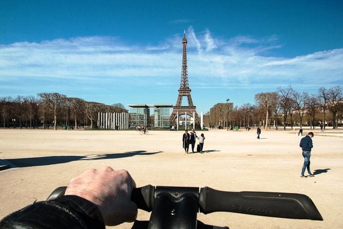 Amazing Paris Segway Tour - Meeting at Place de Fontenoy