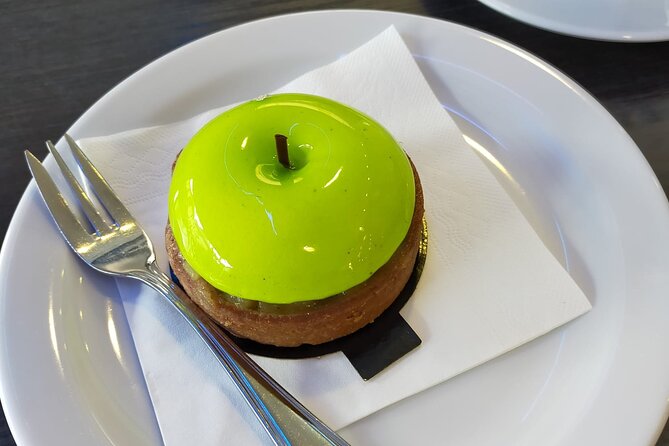 Annecy Food Tour – A Full French Meal Experience by Do Eat Better - Pastry in a small Annecy boutique