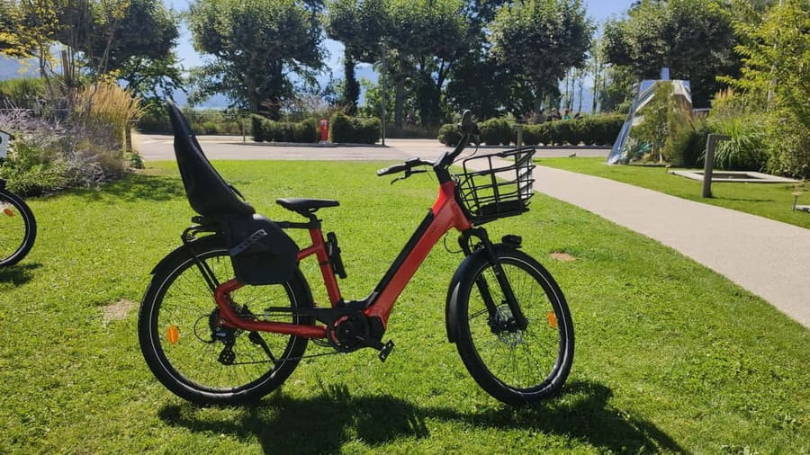 Annecy-le-Vieux, France: Electric and Classic Bike Rentals - Why a bike is a smart way to see Lake Annecy