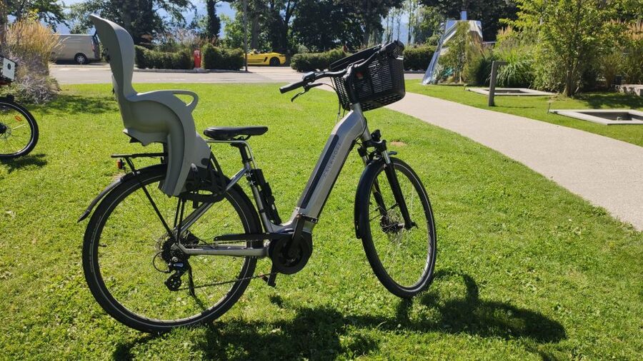 Annecy-le-Vieux, France: Electric and Classic Bike Rentals - What the day feels like on an electric bike