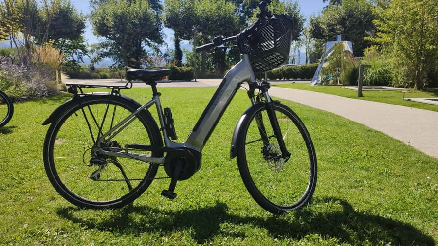 Annecy-le-Vieux, France: Electric and Classic Bike Rentals - What the classic bike adds to the outing