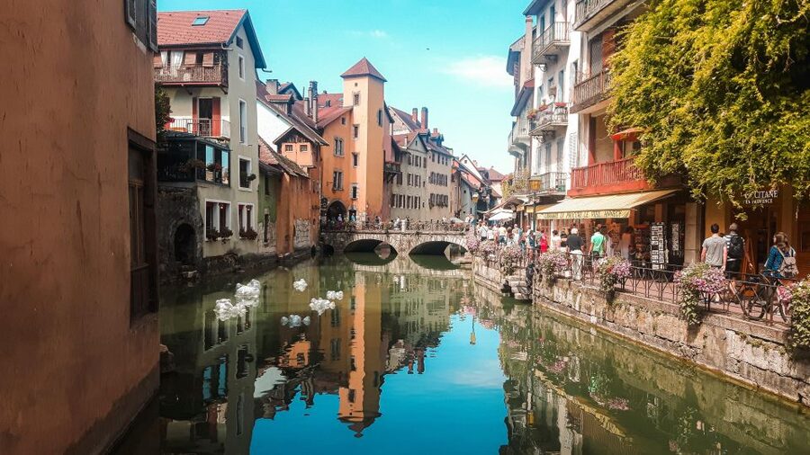 Annecy: Traditional Food Group Walking Tour - Quai de l’Île: First Bites by the Canals