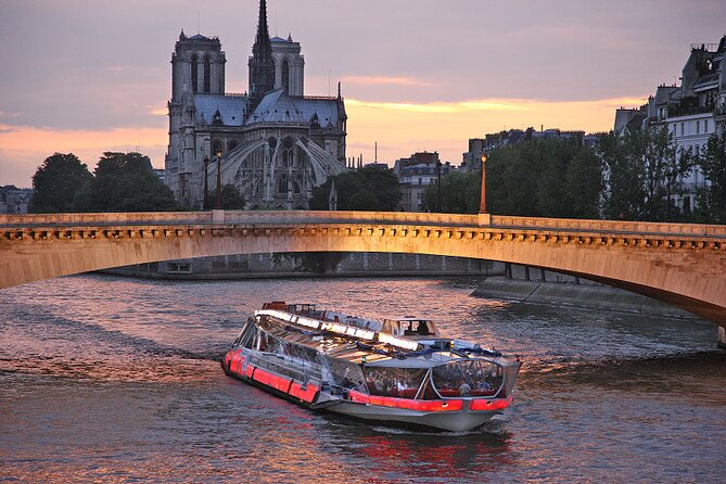 Bateaux Mouches Dinner Cruise on the Seine River in Paris - The Louvre, Hôtel de Ville, and Musée d’Orsay