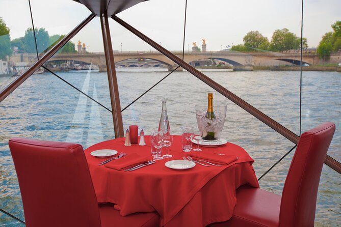 Bateaux Mouches Lunch Cruise on the Seine River in Paris - Accordion music and the mood onboard
