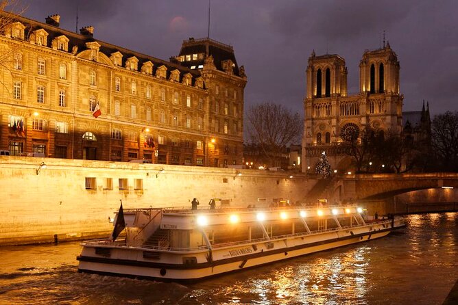Bateaux Mouches Sightseeing Cruise in Paris with Champagne - Eiffel Tower views and the opening stretch