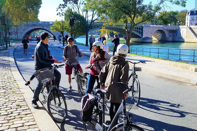 Bike Paris treasures with a live guide - Families & Friends - Starting at Hôtel de Ville
