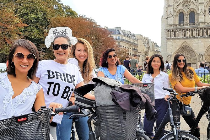 Bike Paris treasures with a live guide - Families & Friends - The Louvre from the outside