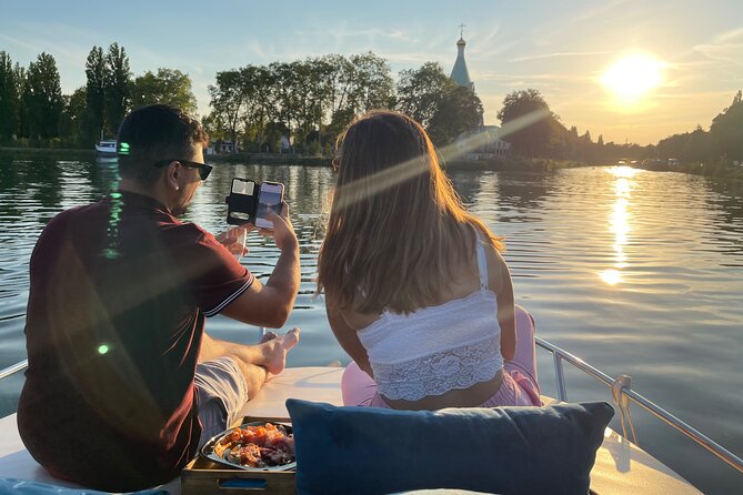 BOAT ALSACE Visit Strasbourg in a private boat + Captain - Lock passages and the pleasure of moving slowly