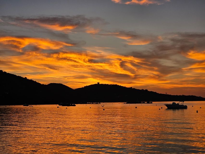 Bonifacio: sunset catamaran trip and aperitif - Catamaran comfort and group size