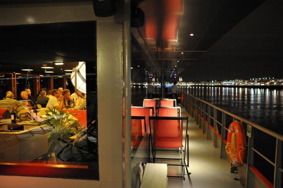 Bordeaux: 2-Hour River Dinner Cruise - Service and the rhythm of the evening