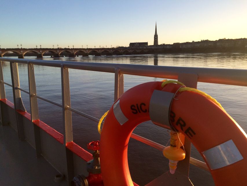 Bordeaux: 2-Hour River Dinner Cruise - The first views along Bordeaux’s waterfront