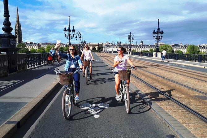 Bordeaux bike tour "The Best of Bordeaux" - Crossing the Garonne on the Pont de Pierre