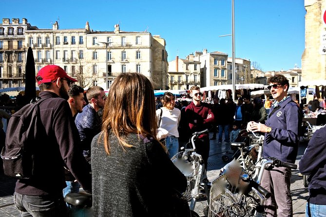 "Bordeaux by bicycle: a 3-hour tour immersive experience" - Jardin Public begins the ride at an easy pace