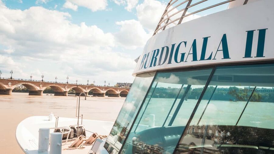 Bordeaux: Guided Wine and Canelé Discovery Cruise - Returning past Darwin and Porte Cailhau