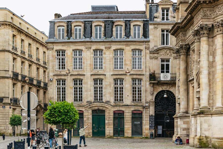 Bordeaux: Historic Center & Chartrons District Bike Tour - Key points at a glance