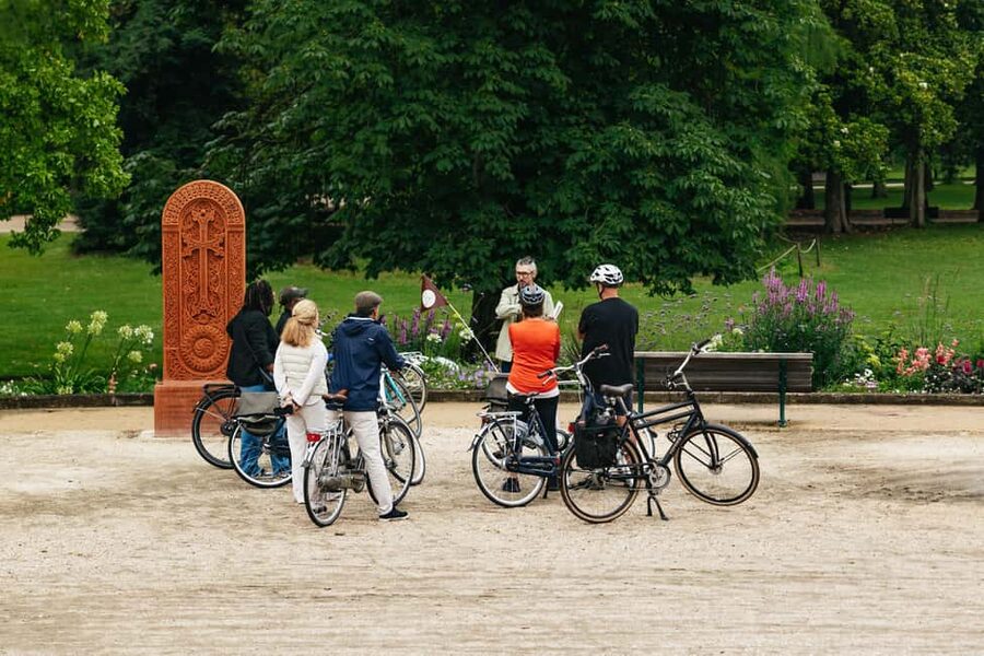 Bordeaux: Historic Center & Chartrons District Bike Tour - Why a bicycle works so well in Bordeaux