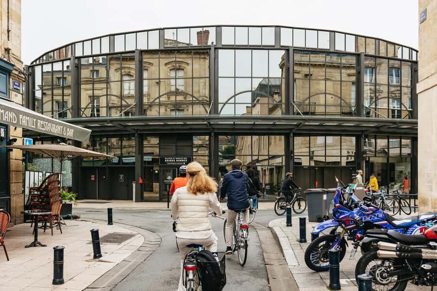 Bordeaux: Historic Center & Chartrons District Bike Tour - Crossing the Garonne by Pont de Pierre