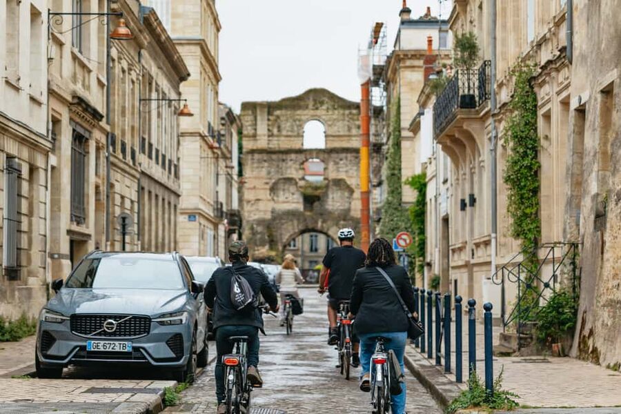 Bordeaux: Historic Center & Chartrons District Bike Tour - The guides make the difference