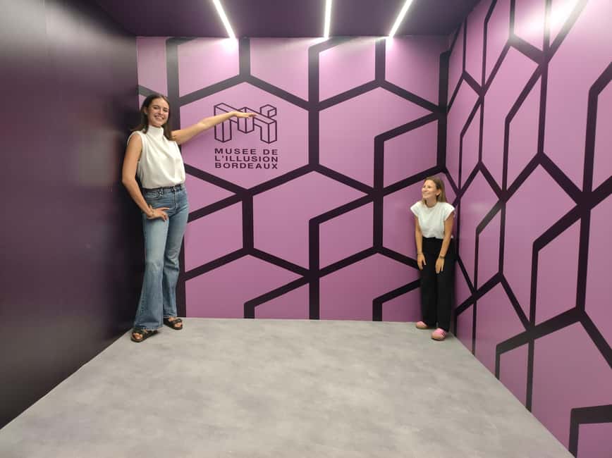 Bordeaux: Museum of Illusions Entry Ticket - Holograms, puzzles, and sensory surprises