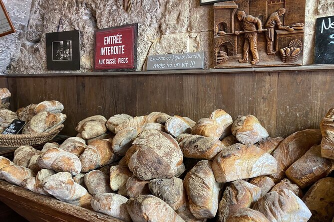 Bordeaux Old Town Food and Wine Tour - History between bites: the Camino and Grosse Cloche