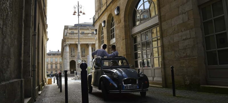 Bordeaux: Private Tour in a Citroën 2CV - Miroir d’eau and the grand riverfront