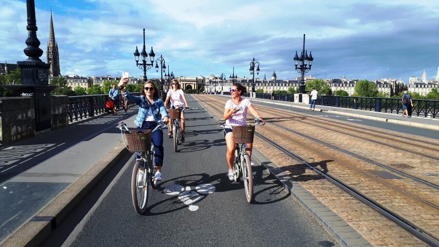 Bordeaux: Top Landmarks & Historic Bike Tour - A canelé break in the Public Garden