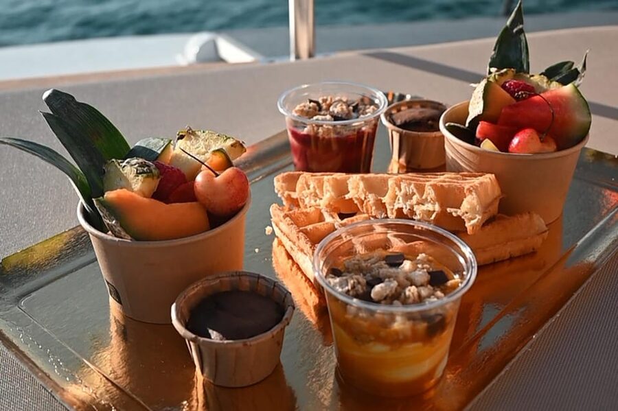 Catamaran Lucile | Sunday brunch - A catamaran built for a relaxed morning