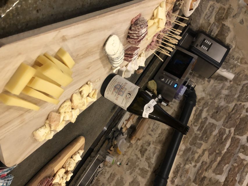 Dijon: Cheese and Burgundy Wine Tasting Workshop - The first pour: Burgundy beyond the label