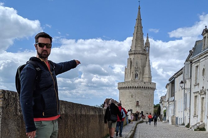 Discover La Rochelle: Discovery Walking Tour of La Rochelle - Starting beneath the towers at Place de la Chaîne