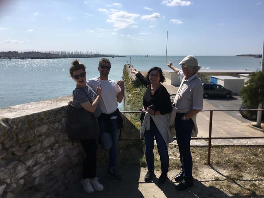 Discovery Walking Tour of La Rochelle - Meeting the towers at Place de la Chaîne
