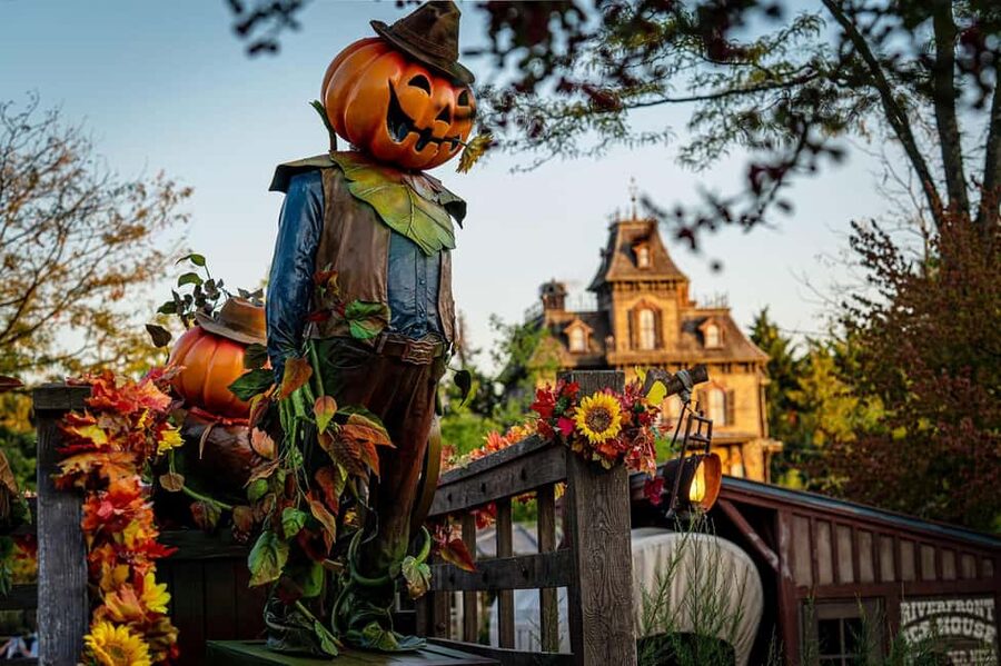 Disneyland® Paris Tickets and Shuttle Transport - Boarding the dedicated Disney shuttle