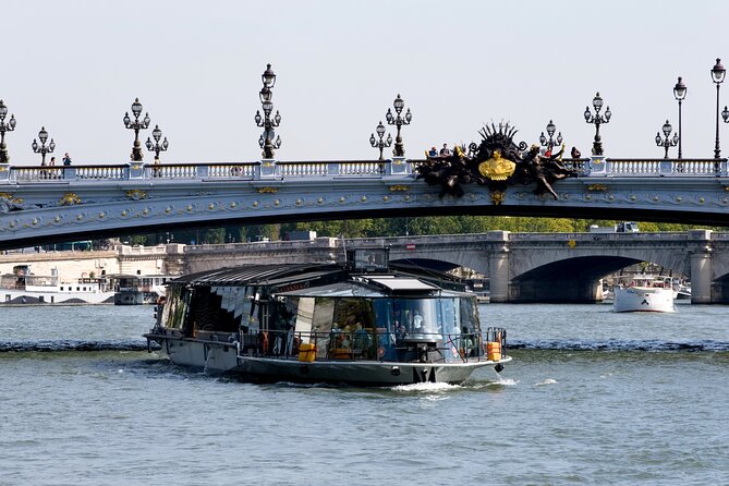 Early evening Dinner Cruise with drinks by Bateaux Parisiens - What dining on the glass-canopy boat is like