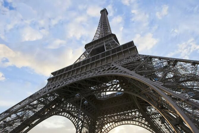 Eiffel Tower Climbing Tour with Summit Access - Queues can weaken the value of the ticket