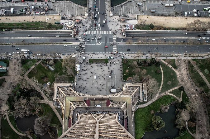 Eiffel Tower Guided Access up to the 2nd Floor or Summit by Lift - What the Guides Add, and Where Their Role Ends