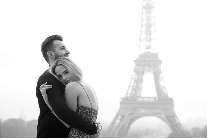 Eiffel Tower Private Photo Shoot - The 30-minute memory card option