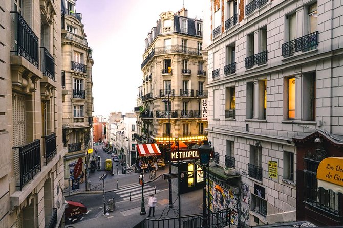 Escape game in Montmartre - Solving the clues with a real game master