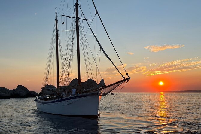 Evening cruise at sunset - The Baie des Singes and the rocky coast