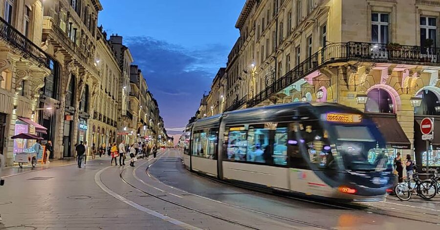 Exclusive! Bordeaux: Nighttime Highlights Walking Tour - The cannelé stop: small treat, useful introduction