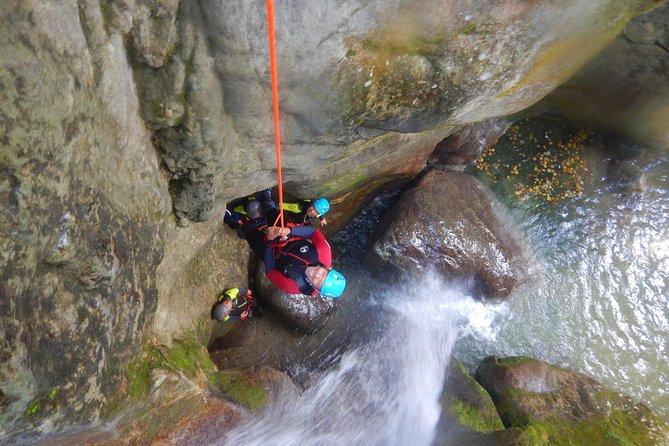 First canyoning in Grenoble in the Vercors - The 15-minute approach to the canyon