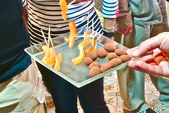 Food & Wine Lovers Tour of Nice Local Markets and Best Shops - The climb to Castle Hill and the final picnic