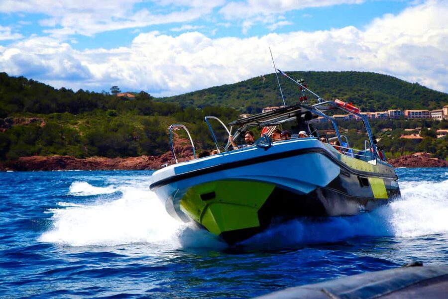 Fréjus: Sea and Creeks Boat Tour with Snorkeling and Drinks - Drinks, music, and the fast ride home