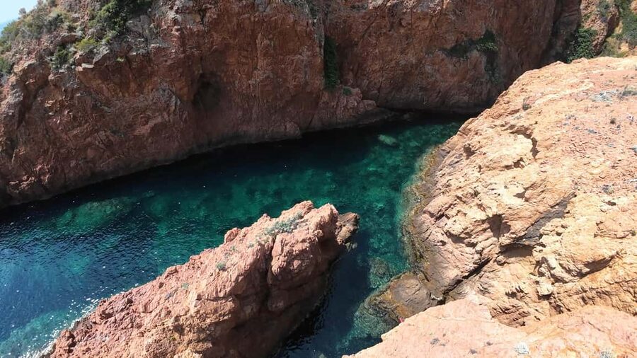 Fréjus: Sea and Creeks Boat Tour with Snorkeling and Drinks - Seeing the volcanic coast from the sea