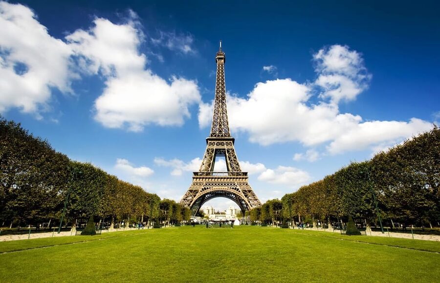 From London: Paris Day Trip with Lunch on Eiffel Tower - Paris From a Panoramic Coach