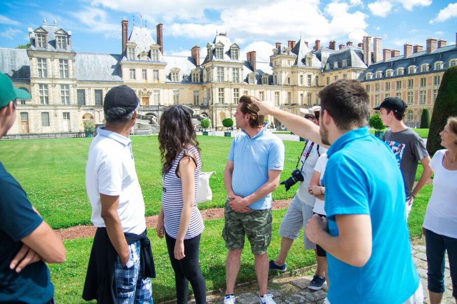 From Paris: Chateau de Fontainebleau & Vaux-Le-Vicomte Tour - The one-hour lunch stop in Fontainebleau
